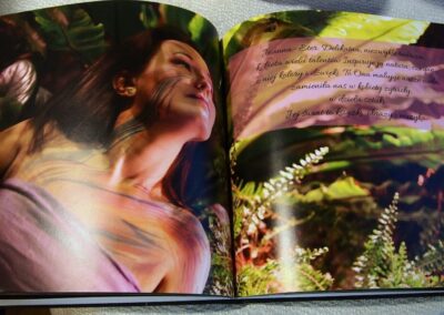 Otwary album Hexy. Po lewej zdjęcie kobiety, po prawej stronie opis.
